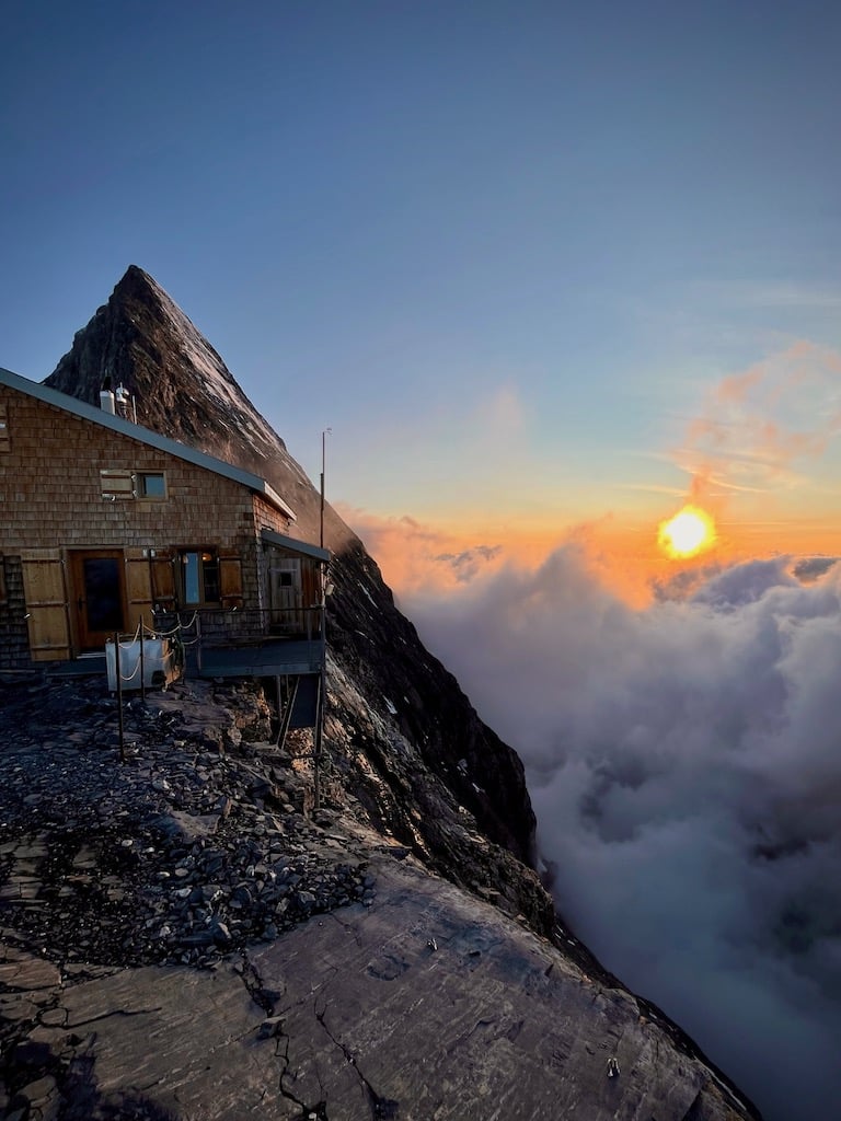Mittellegihütte im Sonnenuntergang, im Hintergrund der Eiger.