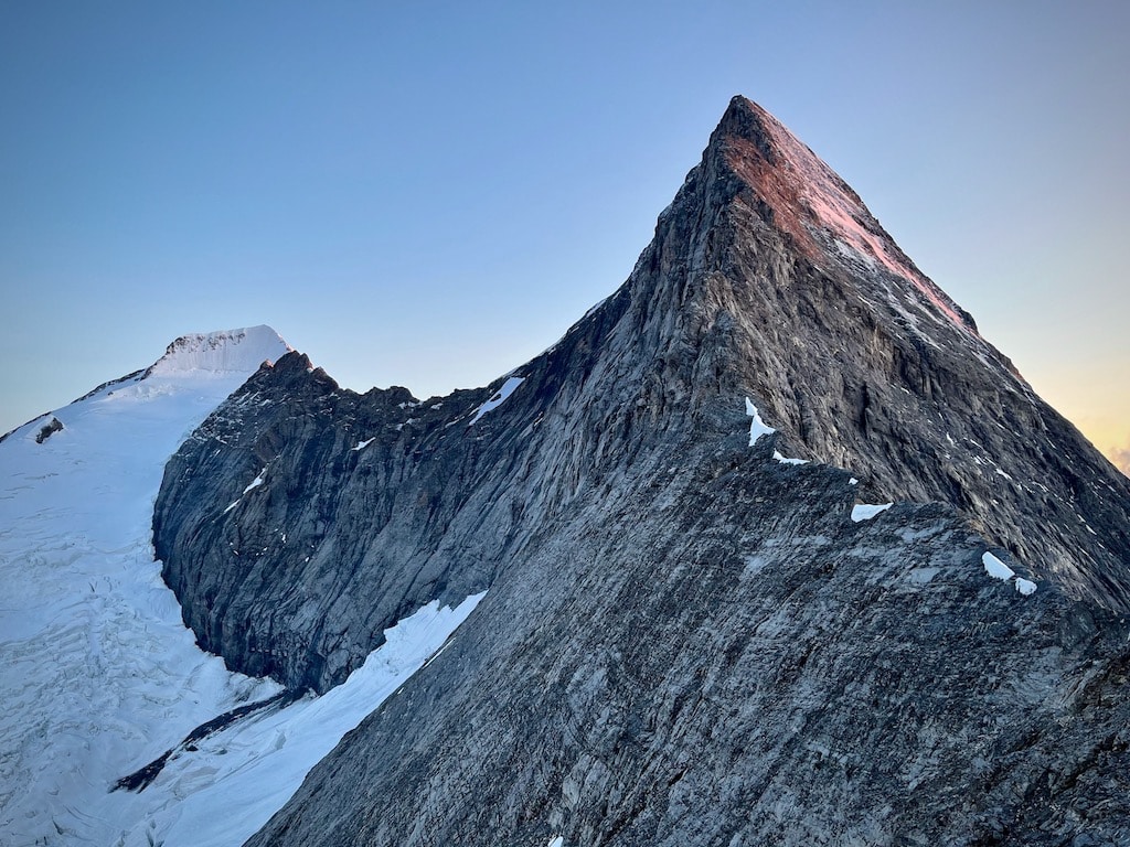 Mittellegigrat, Eiger und Mönch im Abendlicht von der Mittellegihütte.