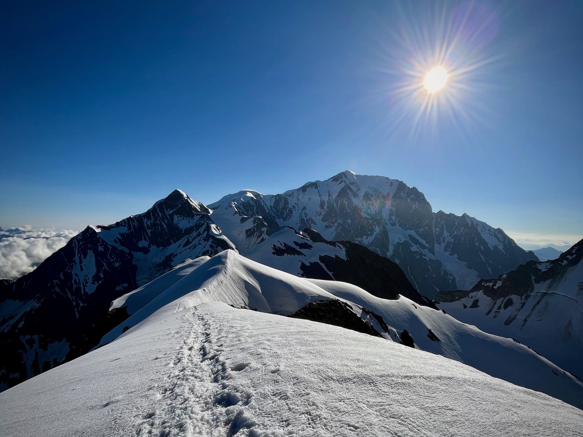 Traversee Royale, Blick vom Domes de Miage auf Aiguille de Bionnassay und Mont Blanc.